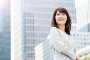 Asian,Businesswoman,Walking,In,City