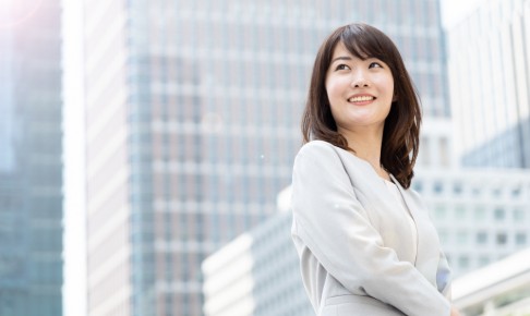 Asian,Businesswoman,Walking,In,City