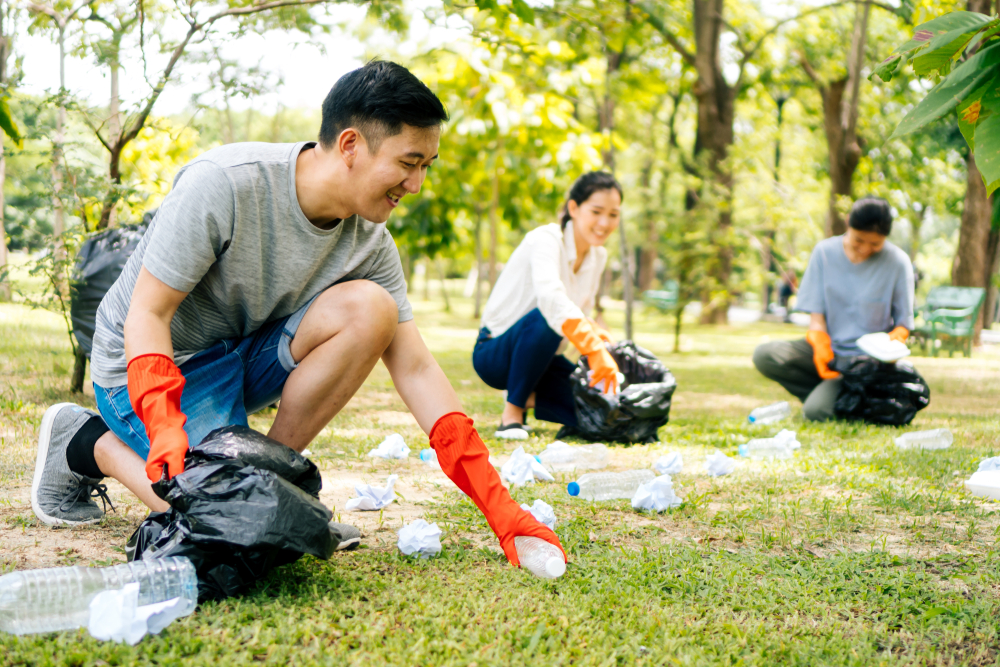 Young,Asian,Man,And,Women,Wearing,Orange,Gloves,And,Collecting