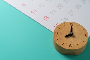 Close,Up,Of,Calendar,And,Alarm,Clock,On,The,Green