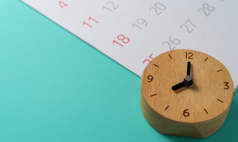 Close,Up,Of,Calendar,And,Alarm,Clock,On,The,Green